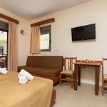 Ilyssion Holidays מלון יאליסוס